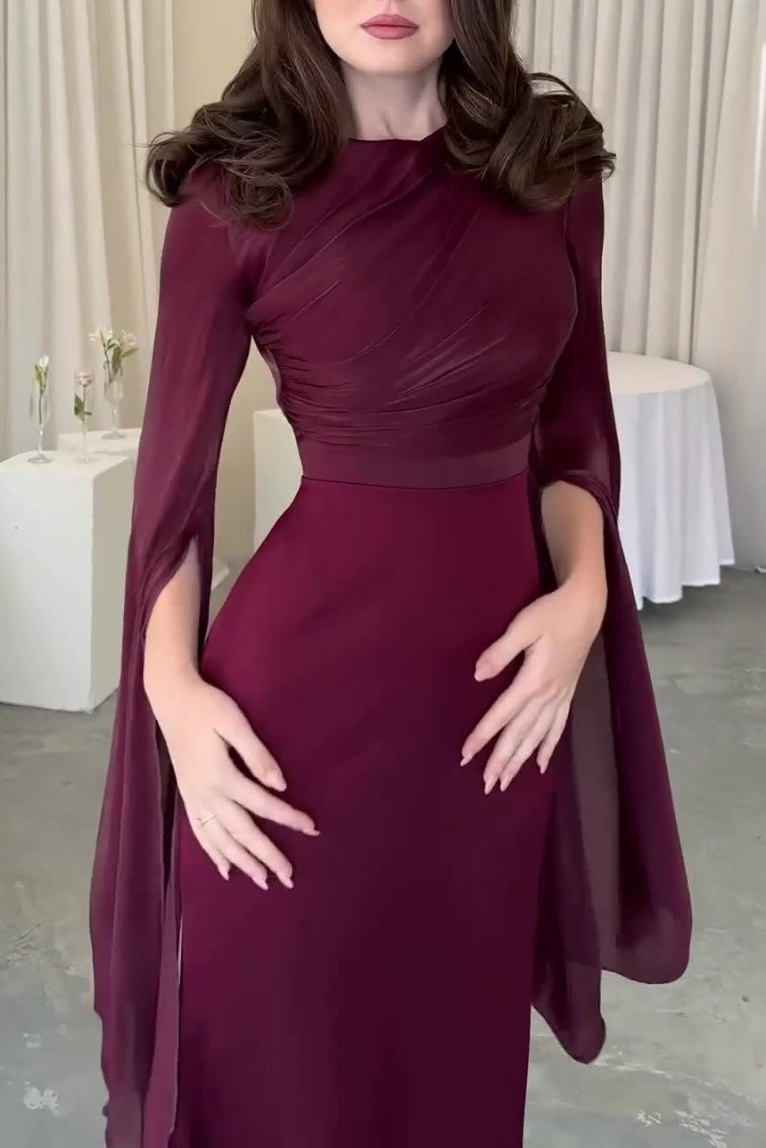 Robe longue et ajustée en satin à manches évasées en maille