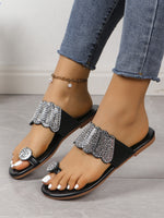 Pantoufles de plage plates noires avec boucle d'orteil et strass
