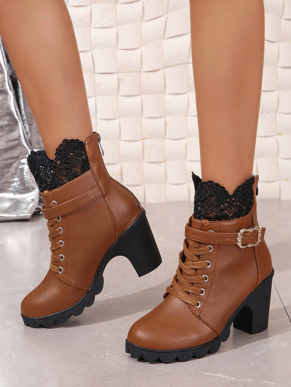 Kurze Schnürstiefel mit dickem Absatz und Schnürung