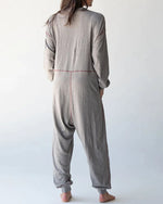 Jumpsuit mit V-Ausschnitt, breitem Revers und tiefem Schritt