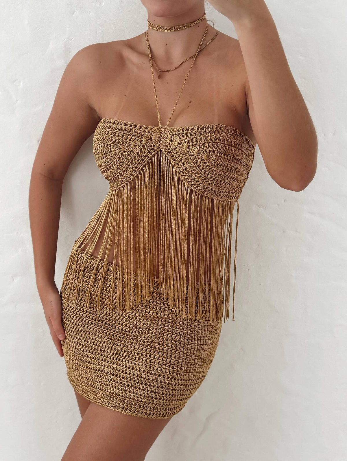 Top da vacanza alla moda con scollo all'americana e nappe