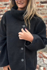 Lockere Fleecejacke mit unregelmäßigem Knopf und hohem Kragen