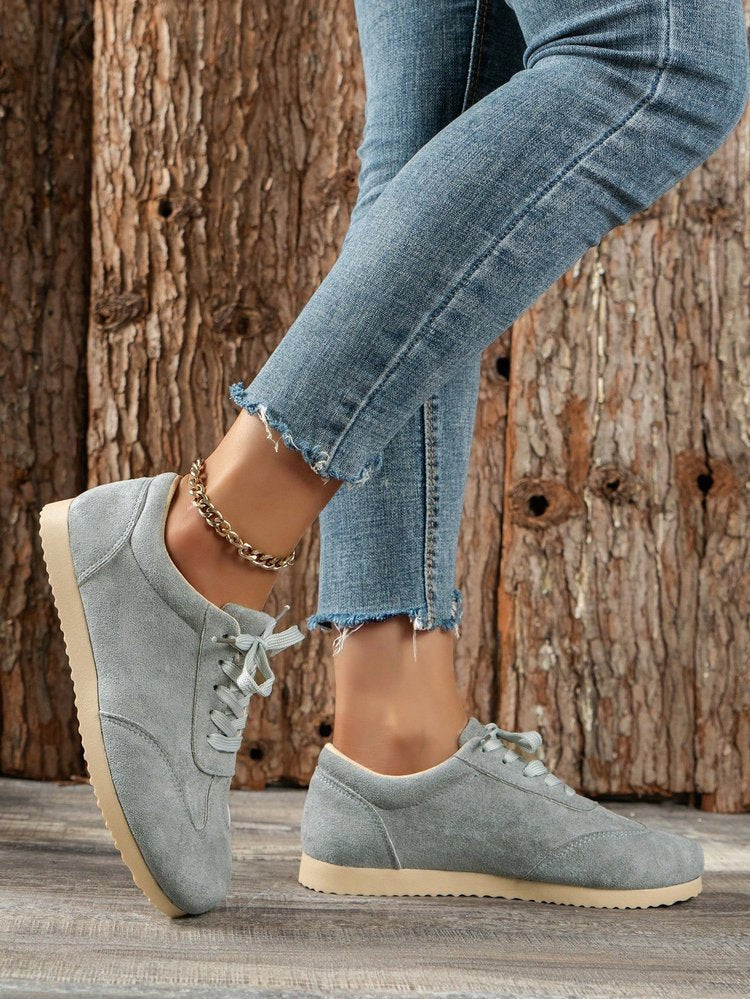 Flache Oxfords aus Wildleder mit runder Spitze im Vintage-Stil