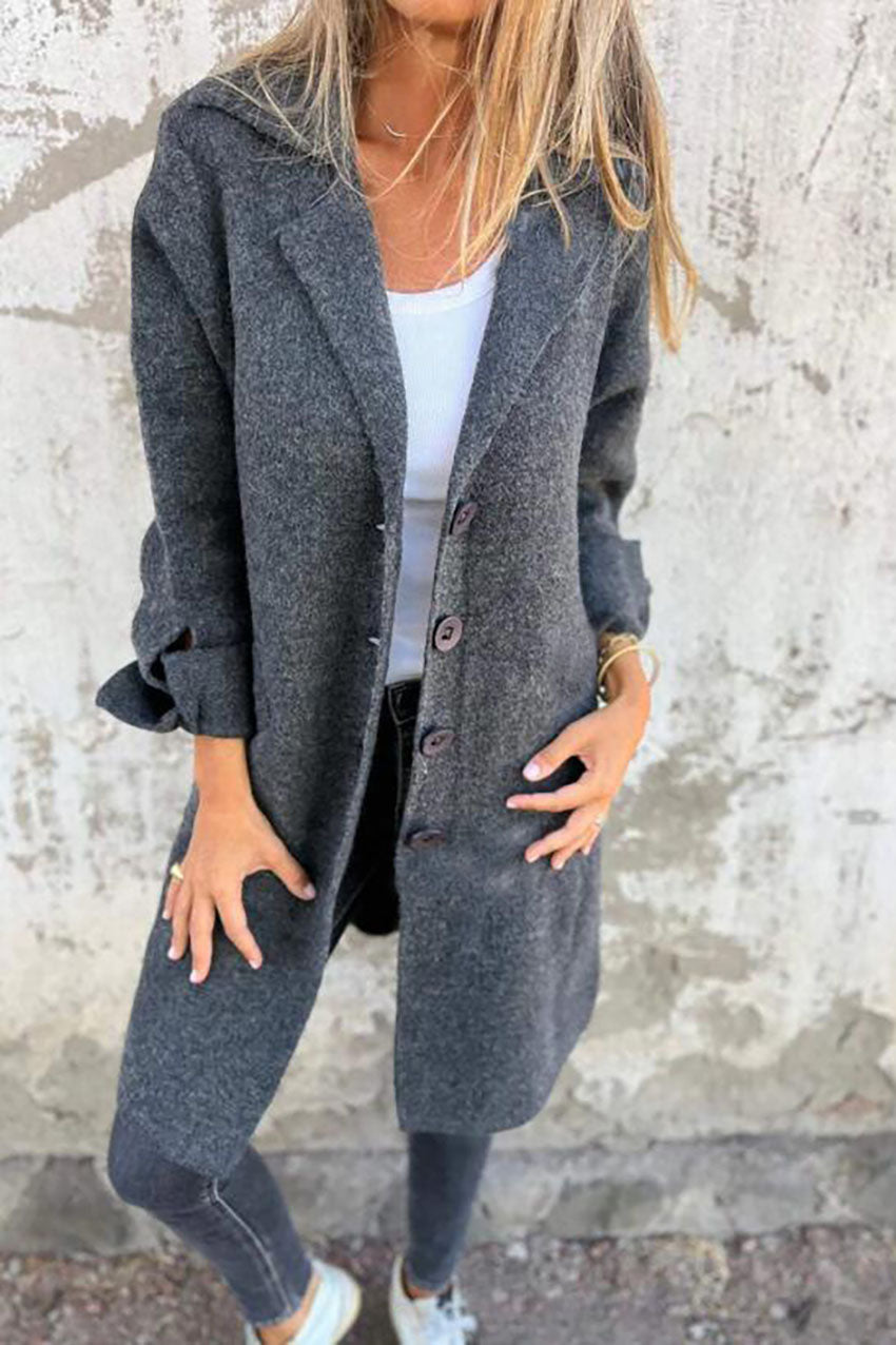 Einreihiger, mittellanger Mantel mit einfarbiger Reverstasche