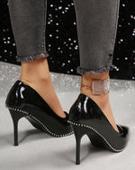 Mit Nieten besetzte High Heels mit spitzer Spitze und niedrigem Stilettoabsatz