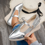 Keilschuhe mit T-Riemen und runder Spitze im Metallic-Look