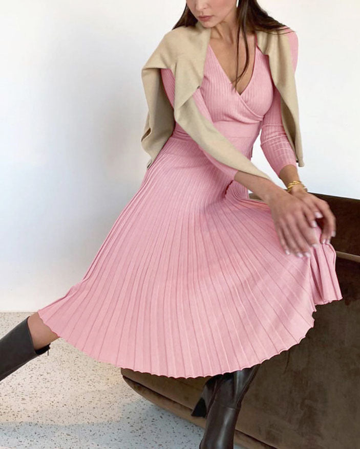 Knielanges, plissiertes Strickkleid mit V-Ausschnitt und Wickelmieder