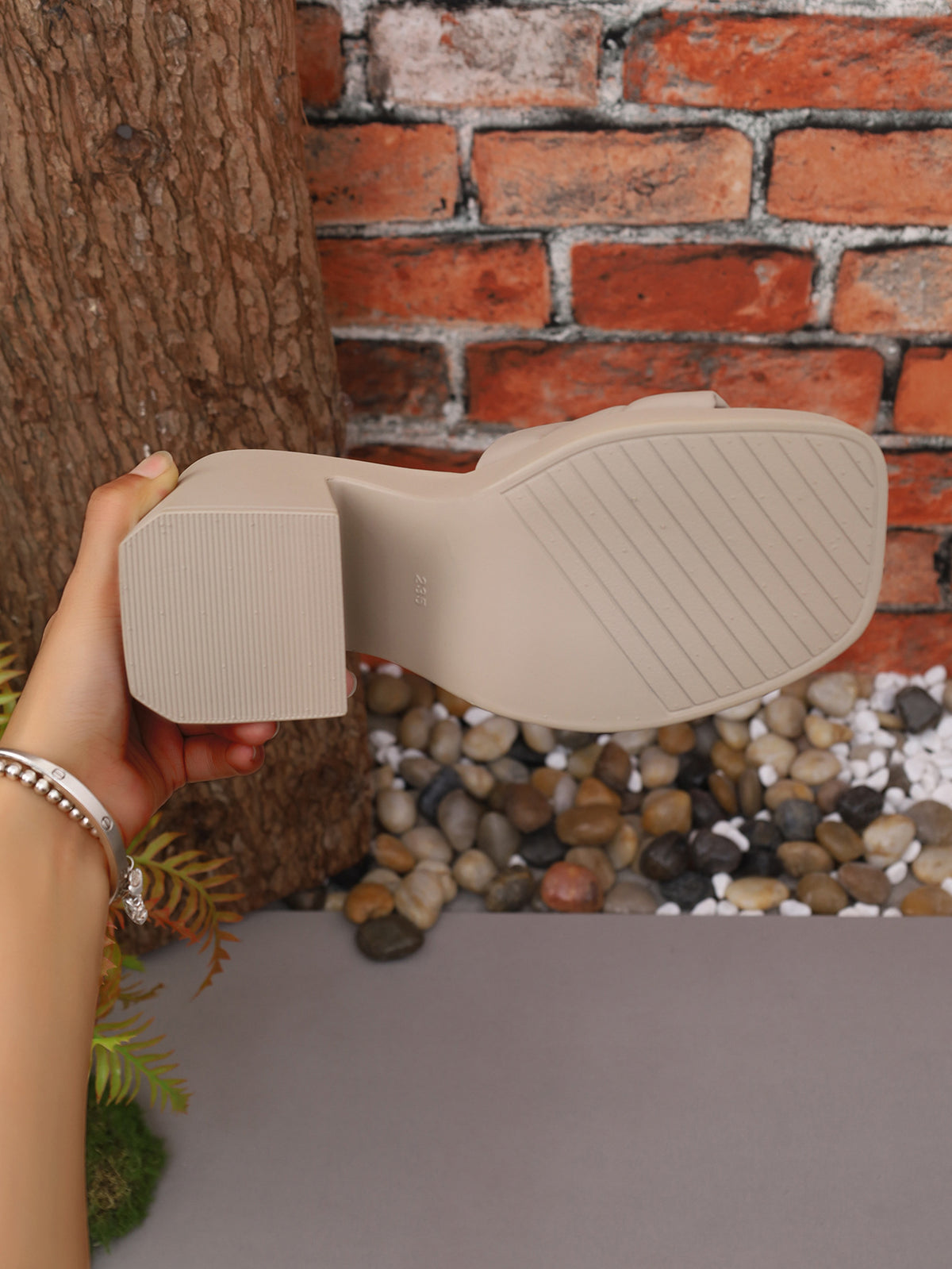 Diapositives à bout carré et talon épais à semelle épaisse