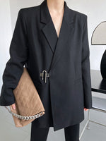 Eleganter und lässiger Maßanzug mit Metallschnallenverschluss
