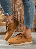 Flache Oxfords aus Wildleder mit runder Spitze im Vintage-Stil