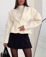 Süßer kurzer einreihiger Wollmantel mit einem Knopf und langen Ärmeln