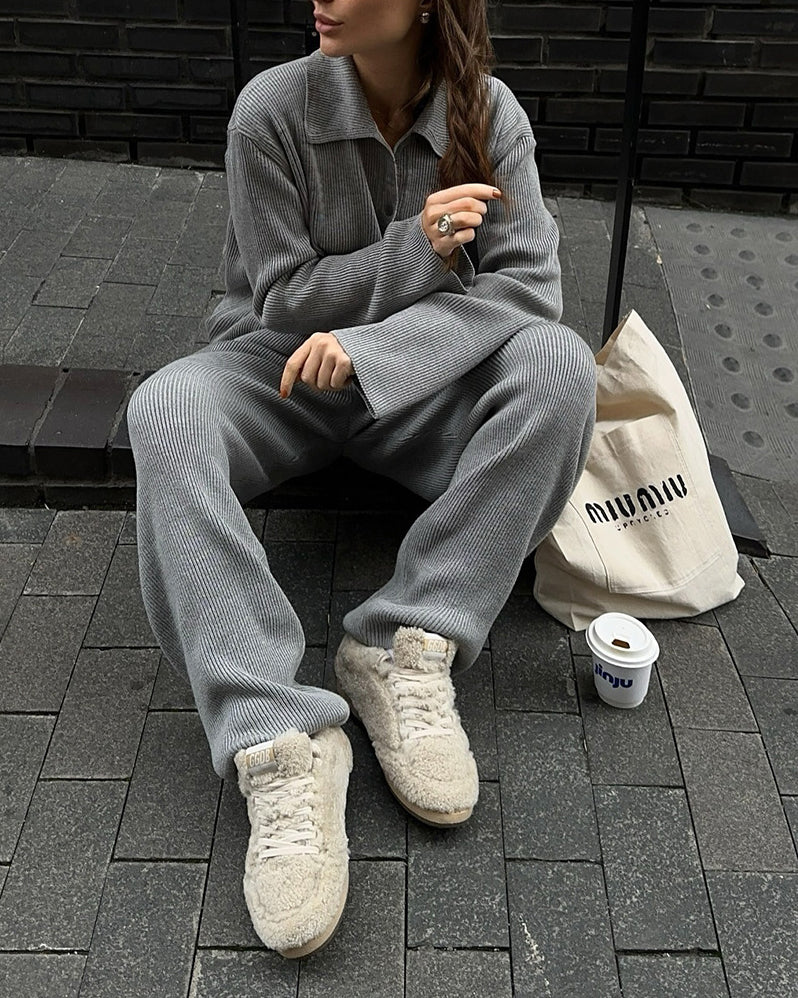 Set aus einreihiger Rippstrickjacke mit Revers und lockerer Hose