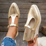 Keilschuhe mit T-Riemen und runder Spitze im Metallic-Look