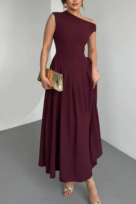 Temperamentvolles, einfarbiges, langes, plissiertes One-Shoulder-Kleid