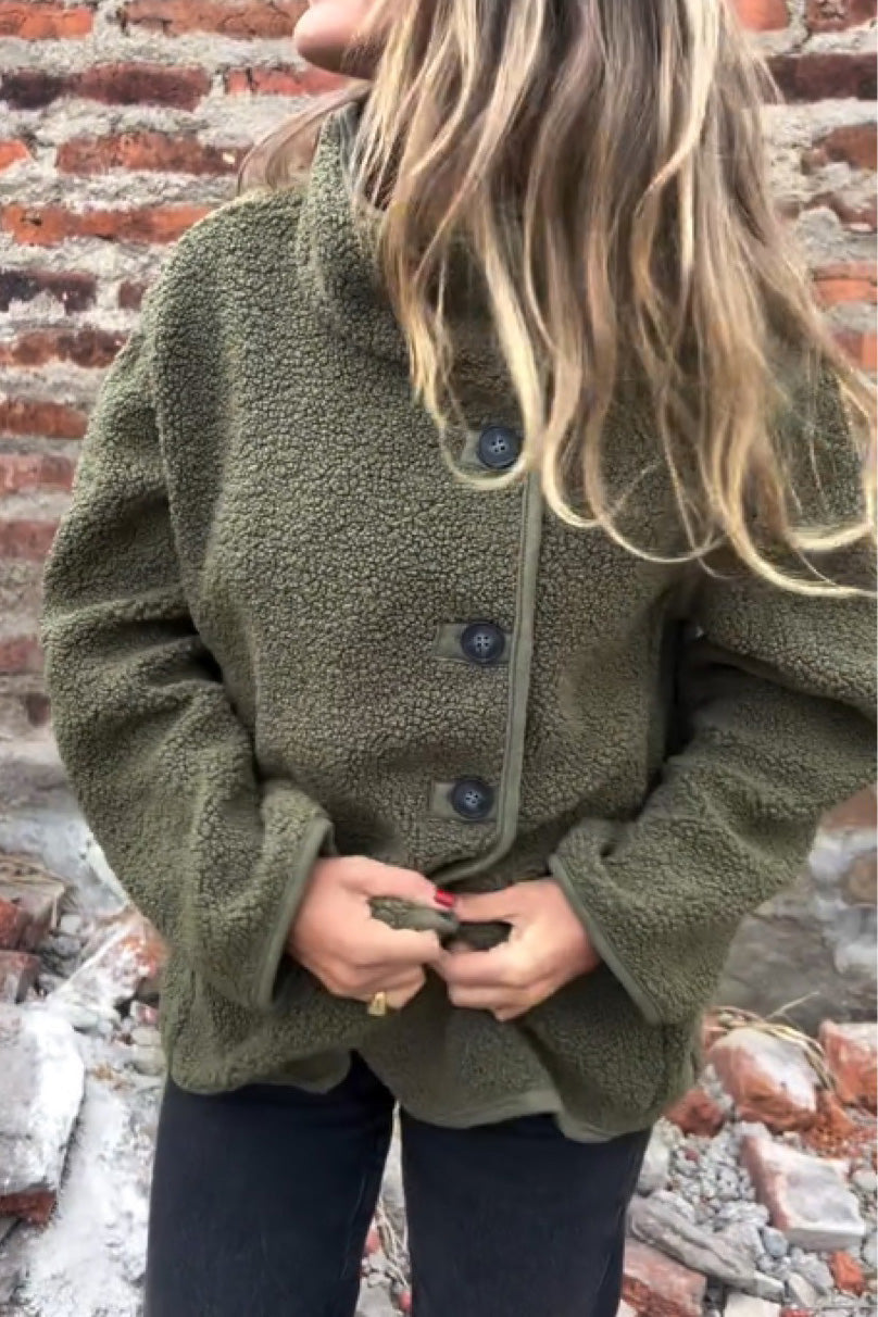 Lockere Fleecejacke mit unregelmäßigem Knopf und hohem Kragen
