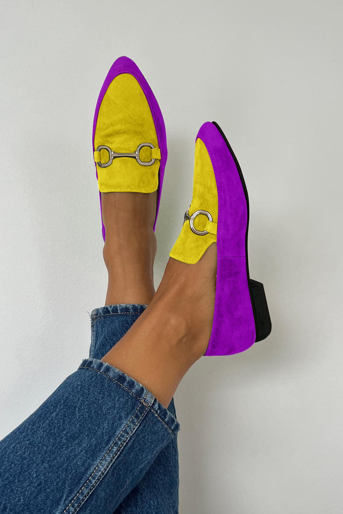 Chaussures à bout pointu avec boucle en métal à bouche peu profonde de couleur contrastée