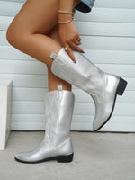 Glänzende, spitze, bestickte Ritterstiefel mit quadratischem Absatz