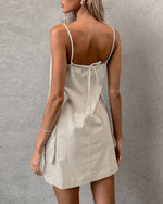 Khakifarbenes, gerades Cargokleid aus Leinen mit großen Taschen