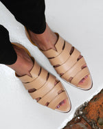 Flache, spitze Römersandalen