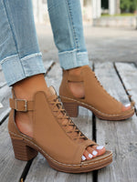 Klobige Römersandalen mit offener Zehenpartie und hohler Schnalle