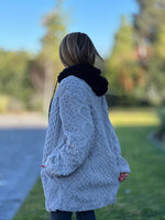 Mittellange Vintage-Strickjacke mit Kapuze und Reißverschluss