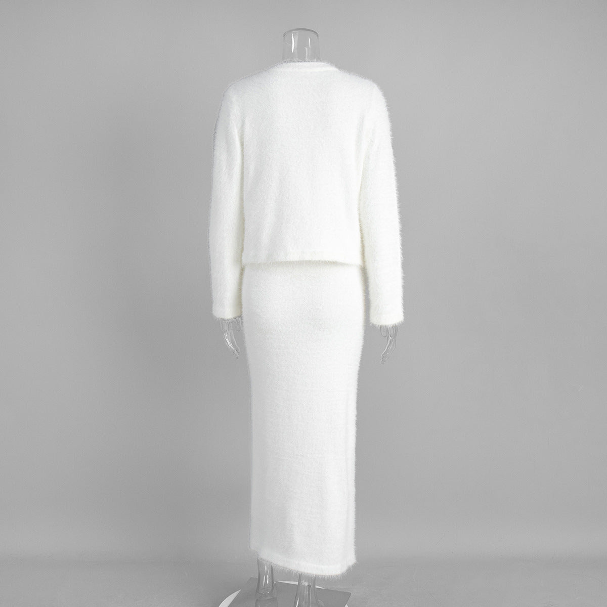 Plüschiges Set aus langärmligem einreihigem Oberteil und Maxirock