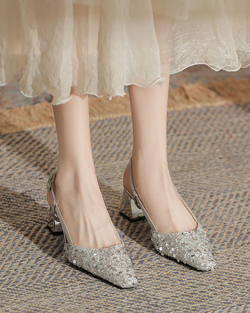 Sandalen mit Pailletten, quadratischer Zehenpartie und klobigem Absatz