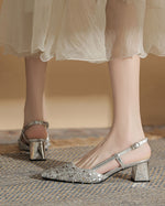 Sandalen mit Pailletten, quadratischer Zehenpartie und klobigem Absatz