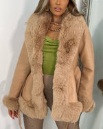 Jacke aus PU-Leder mit großem Pelzkragen und Schnürnähten an der Taille