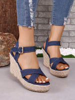 Espadrilles-Sandalen aus Denim mit offenen Zehen und überkreuzten Riemen und Keilabsatz