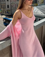 Set aus langer gestrickter Langarm-Strickjacke und Strapskleid