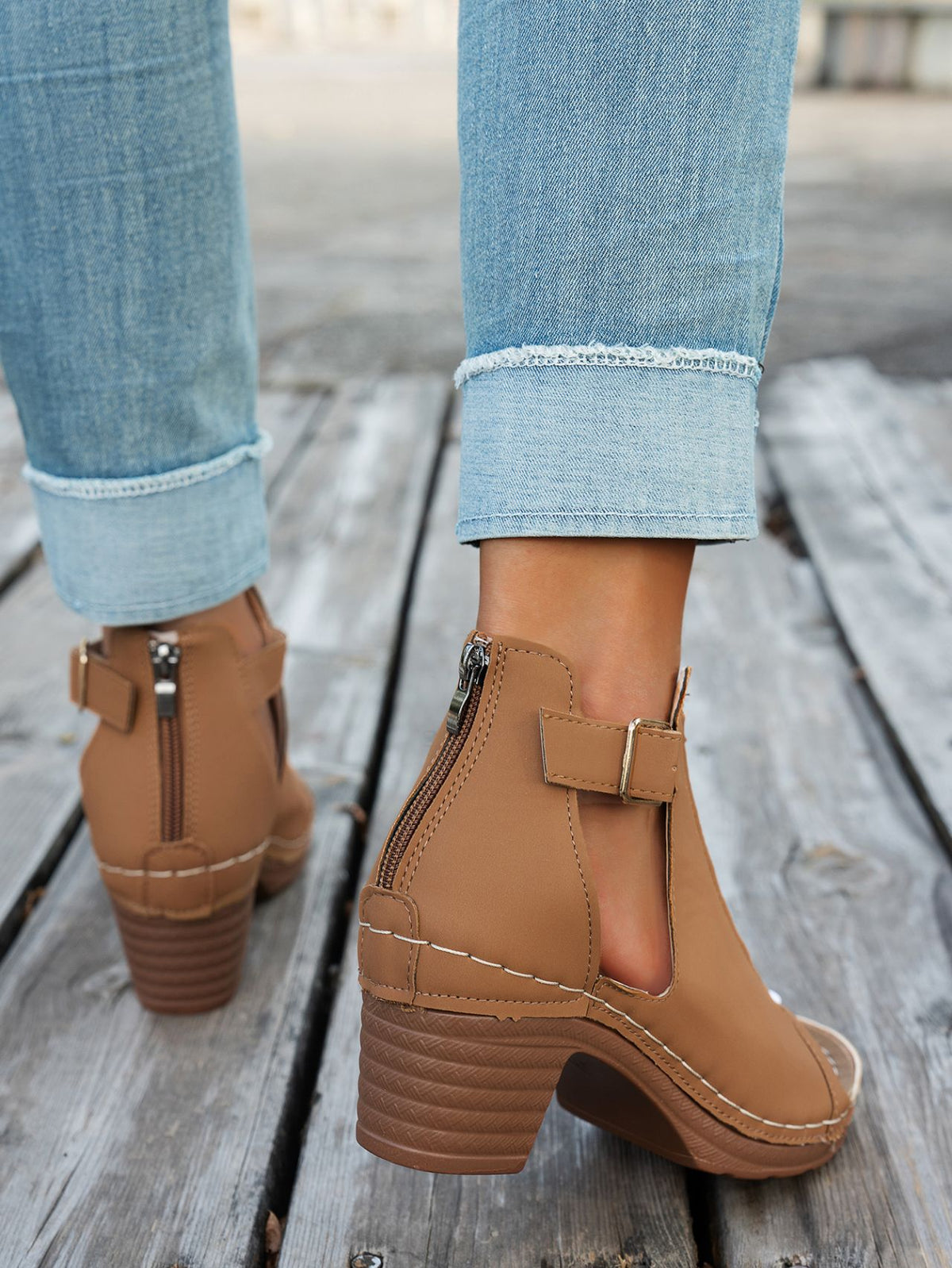 Klobige Römersandalen mit offener Zehenpartie und hohler Schnalle