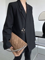 Eleganter und lässiger Maßanzug mit Metallschnallenverschluss