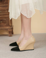 Khakifarbene Blockabsätze mit spitzer Spitze und Keilabsatz