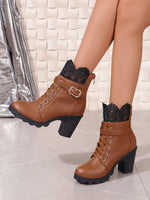 Kurze Schnürstiefel mit dickem Absatz und Schnürung