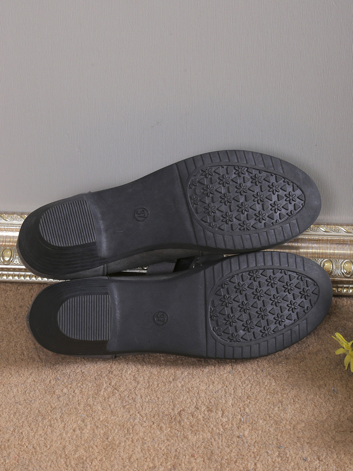 Round-toe Velcro Pearl Mid-heel Pumps