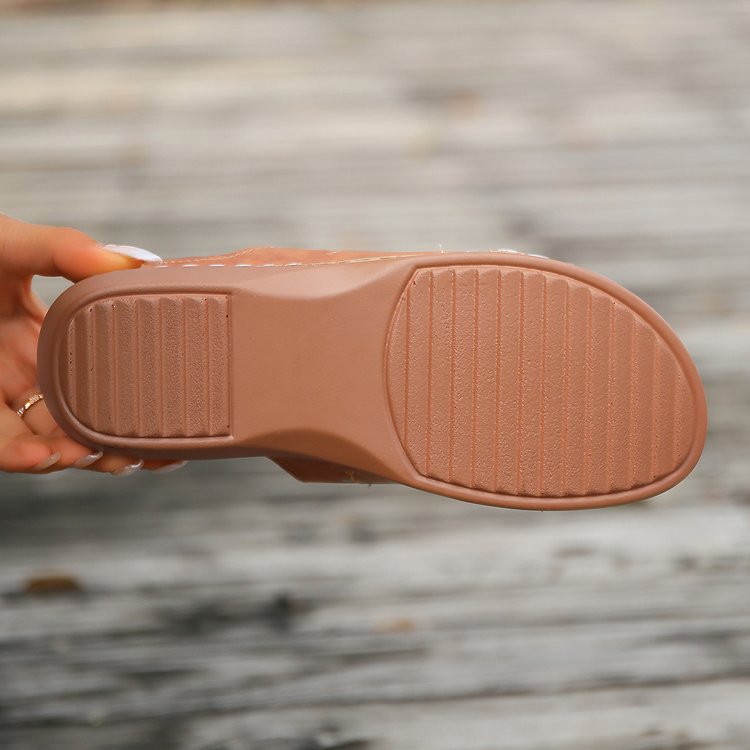 Chaussons à bout épais et broderies de fleurs