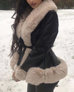 Jacke aus PU-Leder mit großem Pelzkragen und Schnürnähten an der Taille