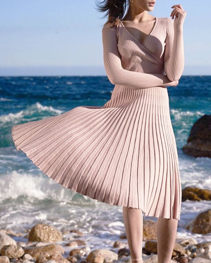 Knielanges, plissiertes Strickkleid mit V-Ausschnitt und Wickelmieder