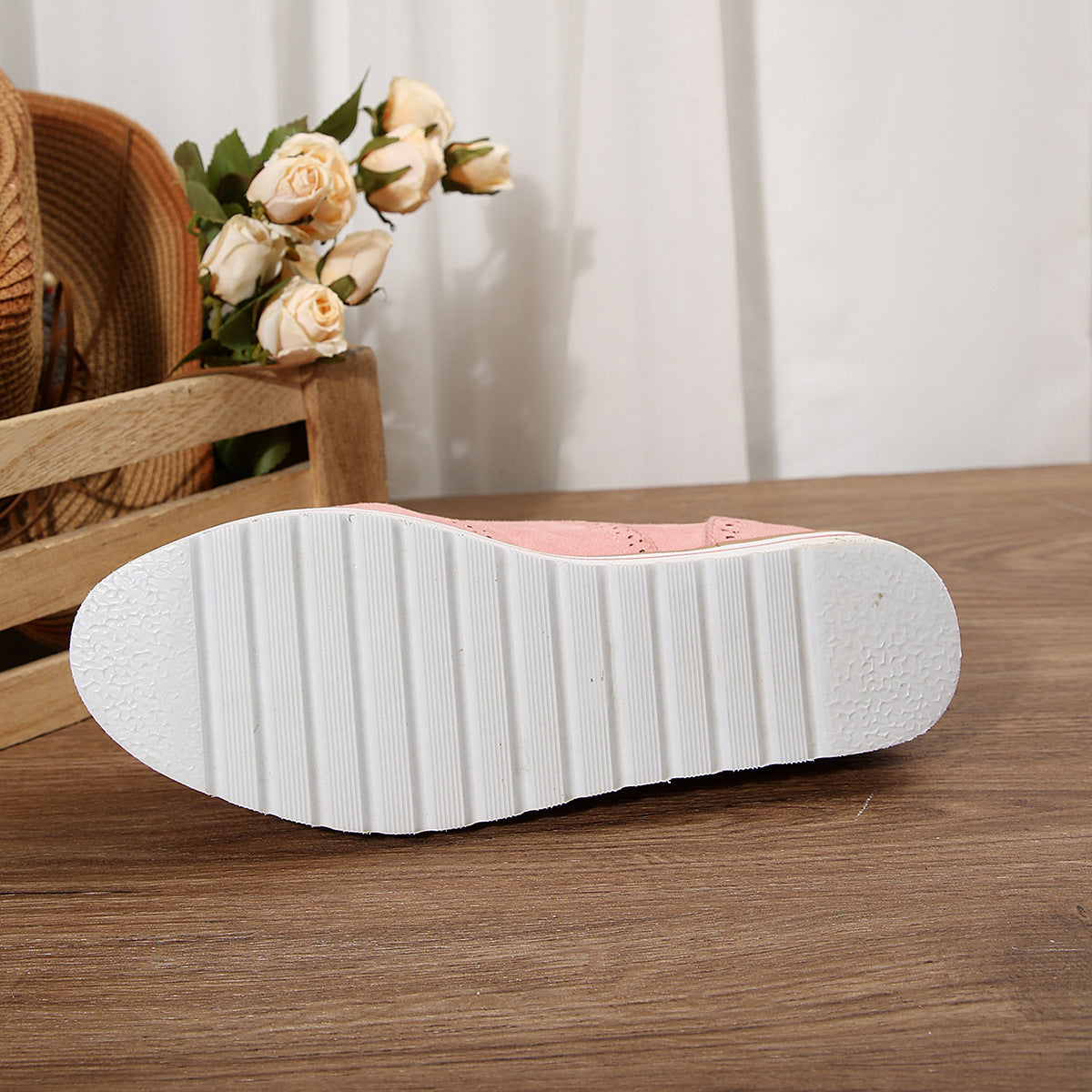 Retro-Slipper aus Wildleder mit runder Zehenpartie und Schaumstoff-Plateau