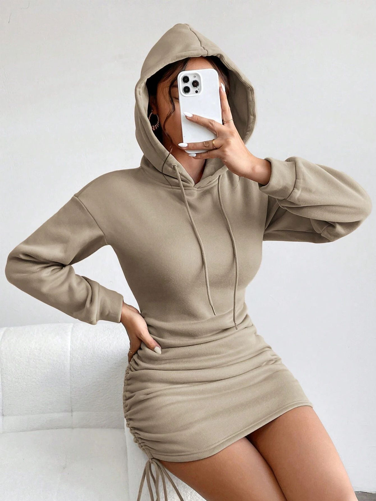 Robe sweat froncée à capuche et cordon de serrage