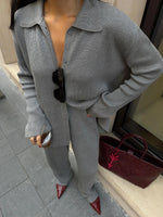 Set aus einreihiger Rippstrickjacke mit Revers und lockerer Hose