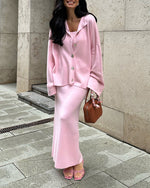 Gemütliches dreiteiliges Set aus gestrickter Langarm-Strickjacke, Unterhemd und Rock