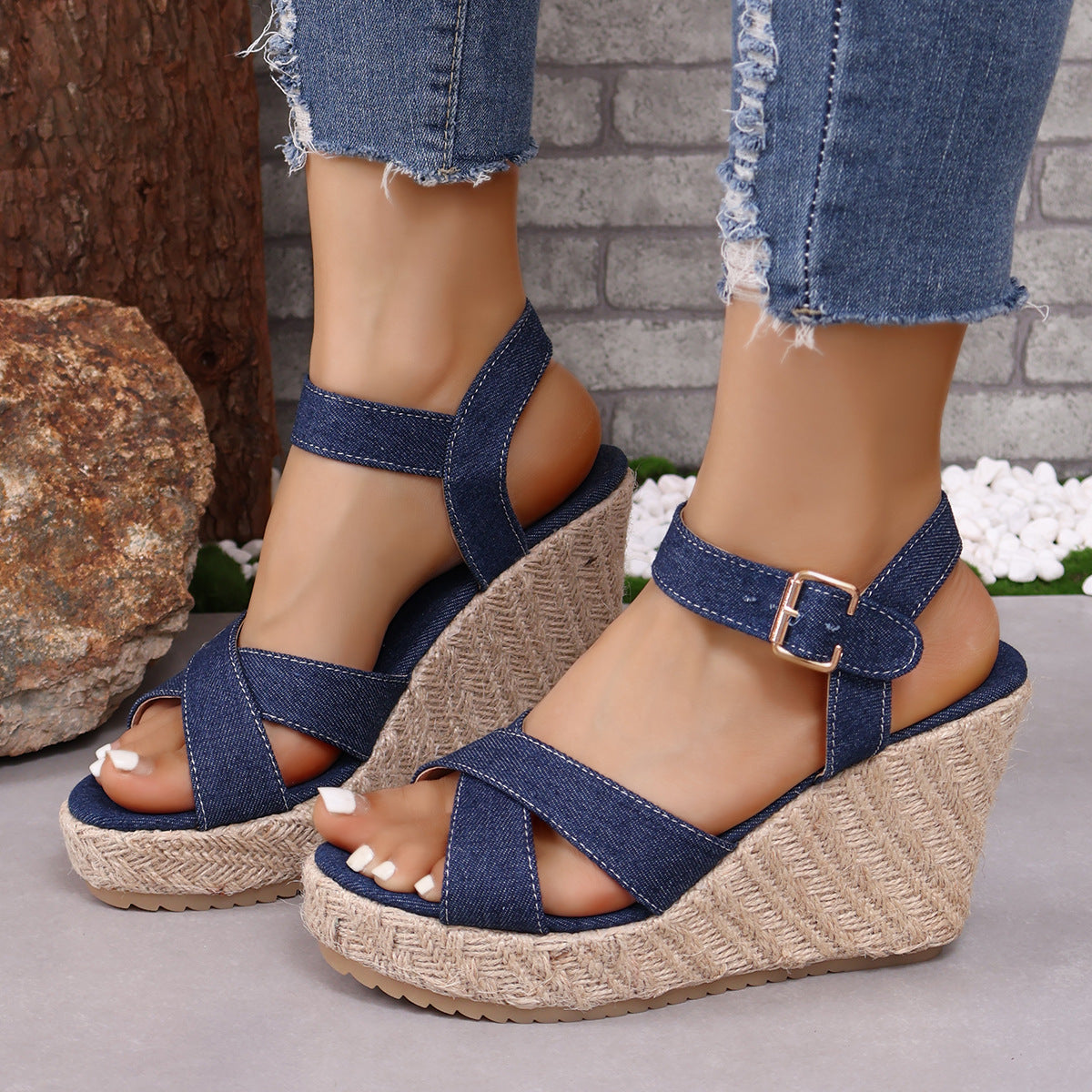 Espadrilles-Sandalen aus Denim mit offenen Zehen und überkreuzten Riemen und Keilabsatz