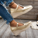 Keilschuhe mit T-Riemen und runder Spitze im Metallic-Look