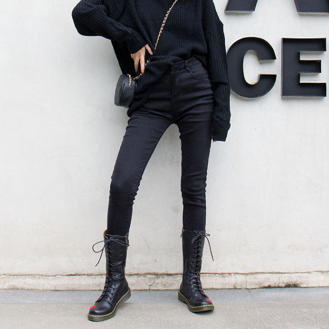 Bottines mi-mollet à lacets et broderies