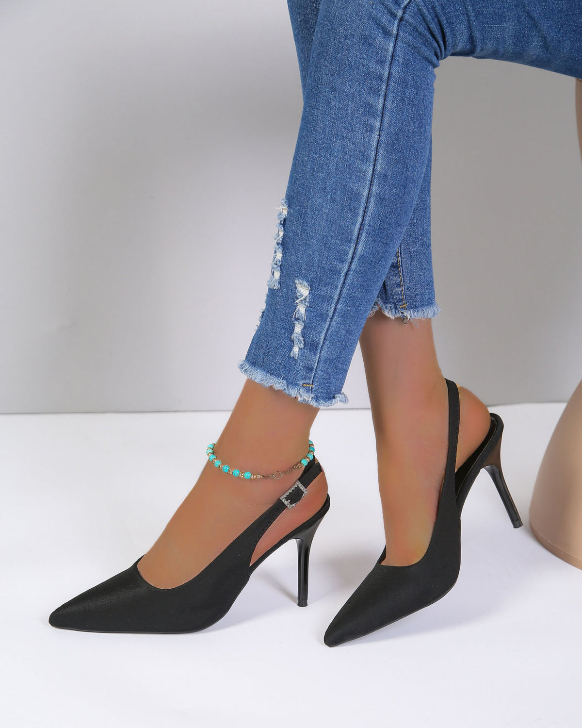 Sandalen mit spitzer Zehenpartie und hohem Absatz und Fesselriemchen