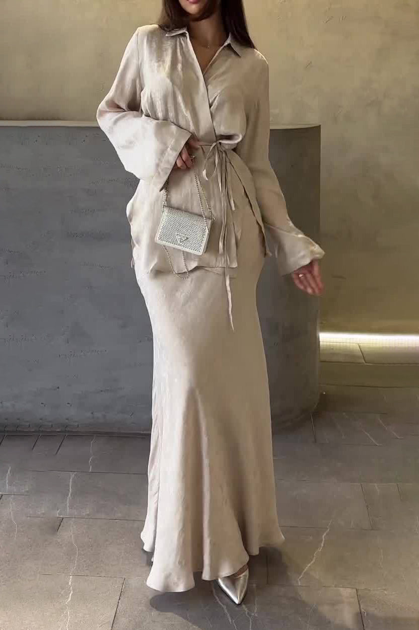 Zweiteiliges Set aus drapiertem Hemd, Oberteil und Rock mit Bindeband