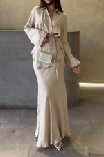 Zweiteiliges Set aus drapiertem Hemd, Oberteil und Rock mit Bindeband