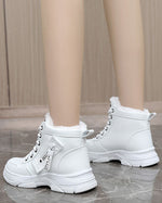 Dickbesohlte, mit Plüsch gefütterte Sportschuhe zum Schnüren